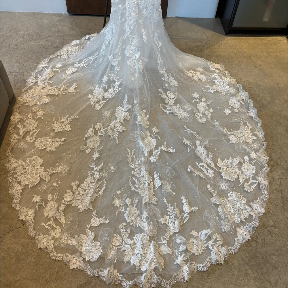 Enzoani Paige Elegant Lace Wedding Dress - Picture 3 of 16